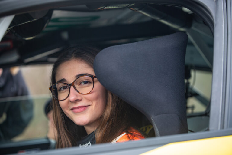 Lyssia Baudet onder hoogspanning in de Opel Corsa E
