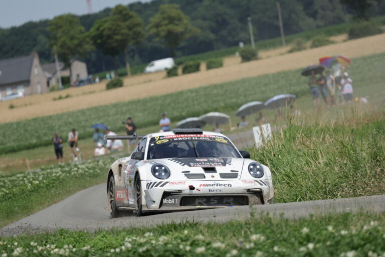 Acht Porsches 992 Rally GT aan de start van de East Belgian Rally