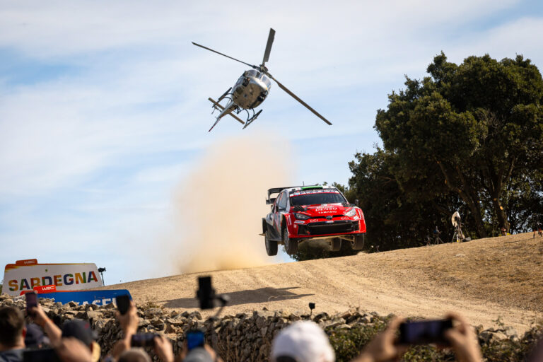 Elfyn Evans wereldkampioen na een waanzinnige finale in Sardinië